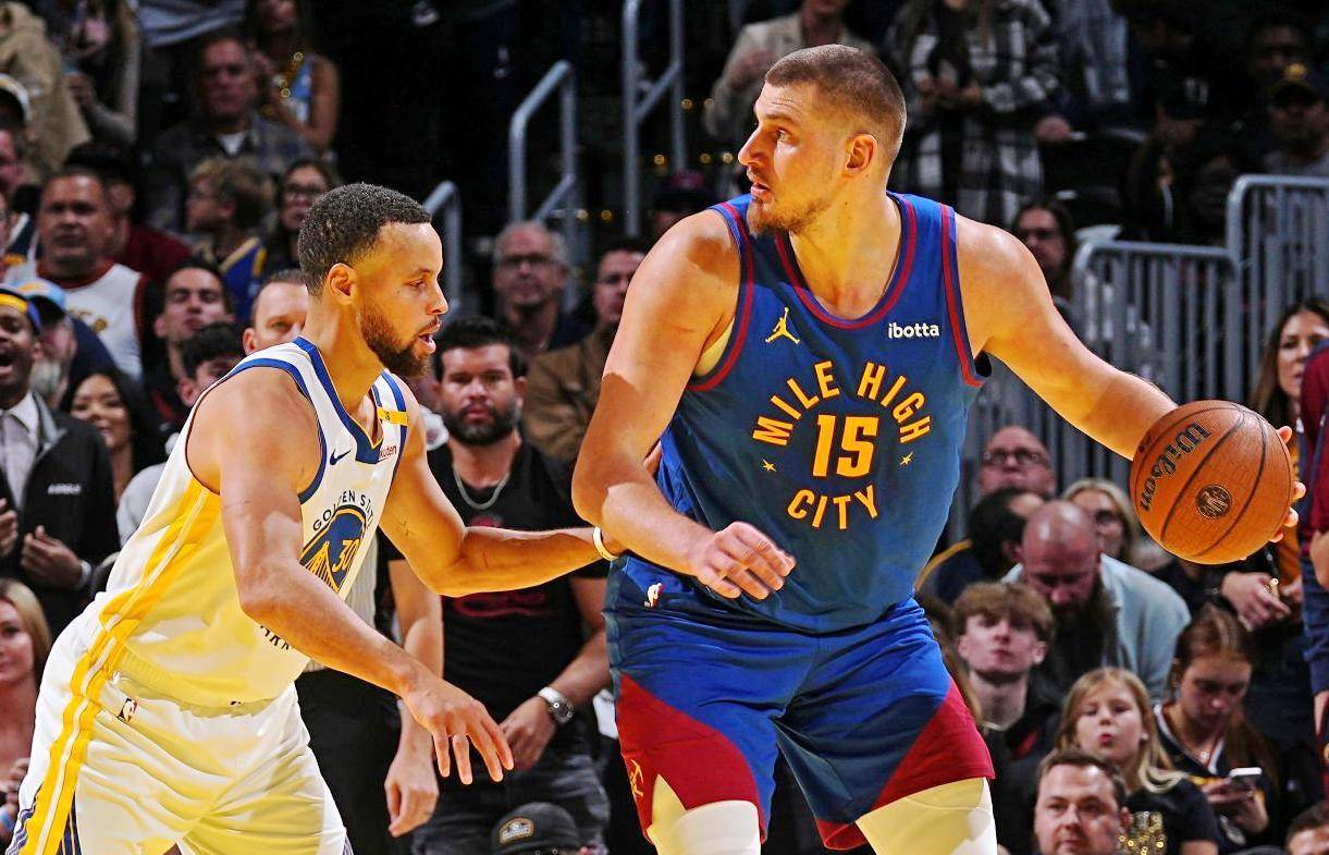 穆古鲁扎巅峰对决，库里与50激战雄鹿分钟，惊险取胜胜负难料！