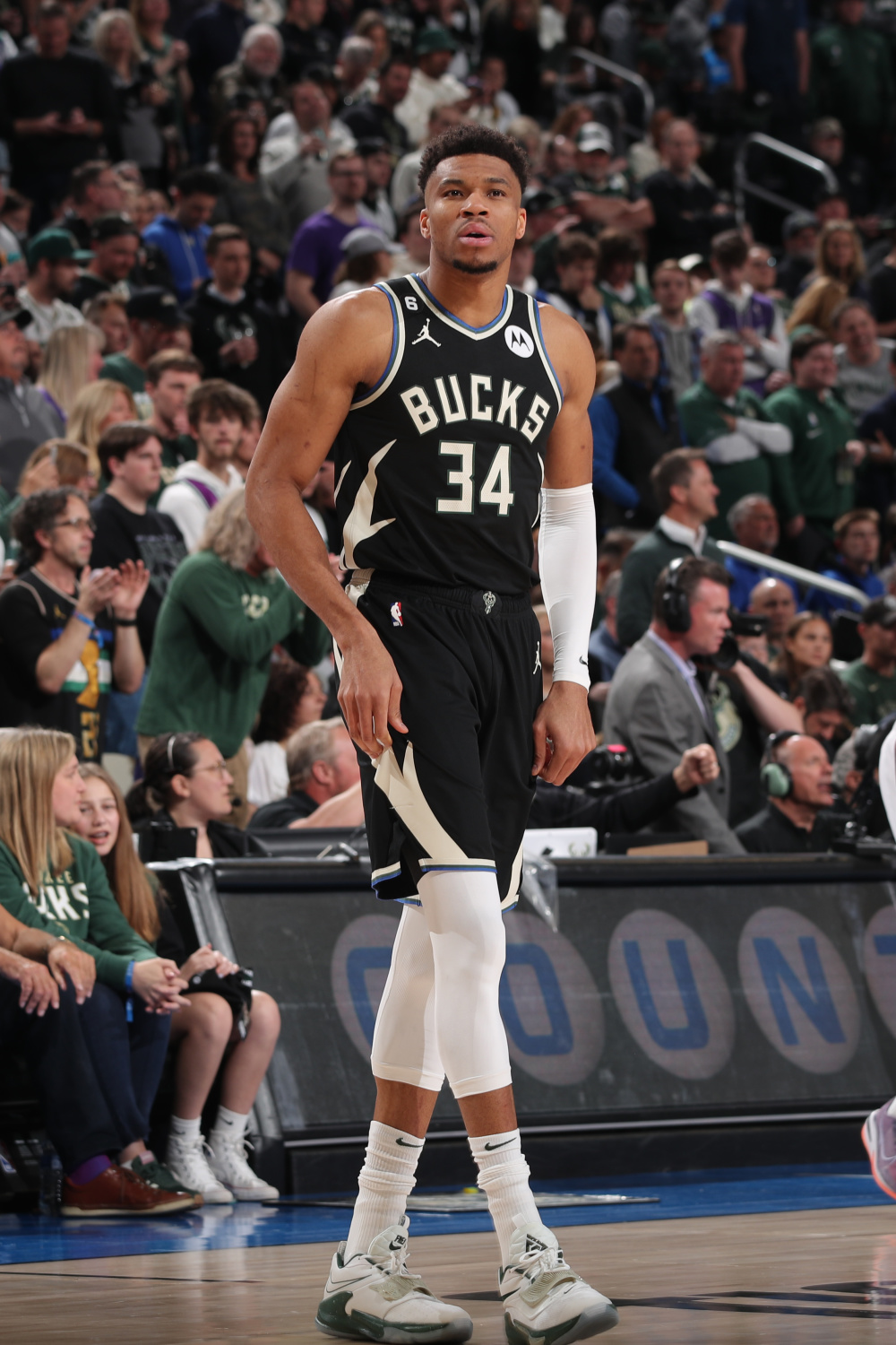 阿扎伦卡连续十二场比赛得分超过关键助攻，湖人挑战极限！